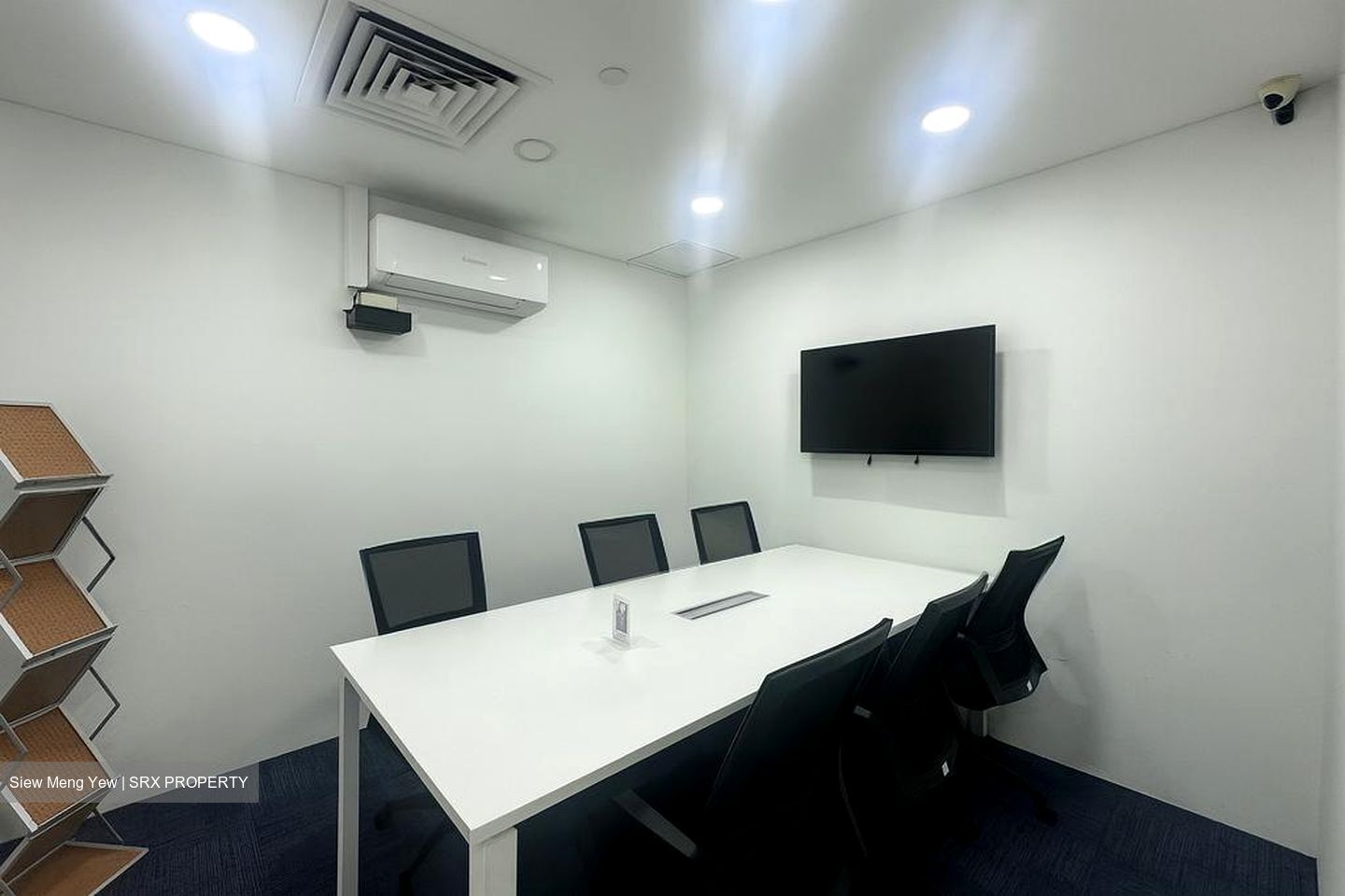 International Plaza (D2), Office #498793241
